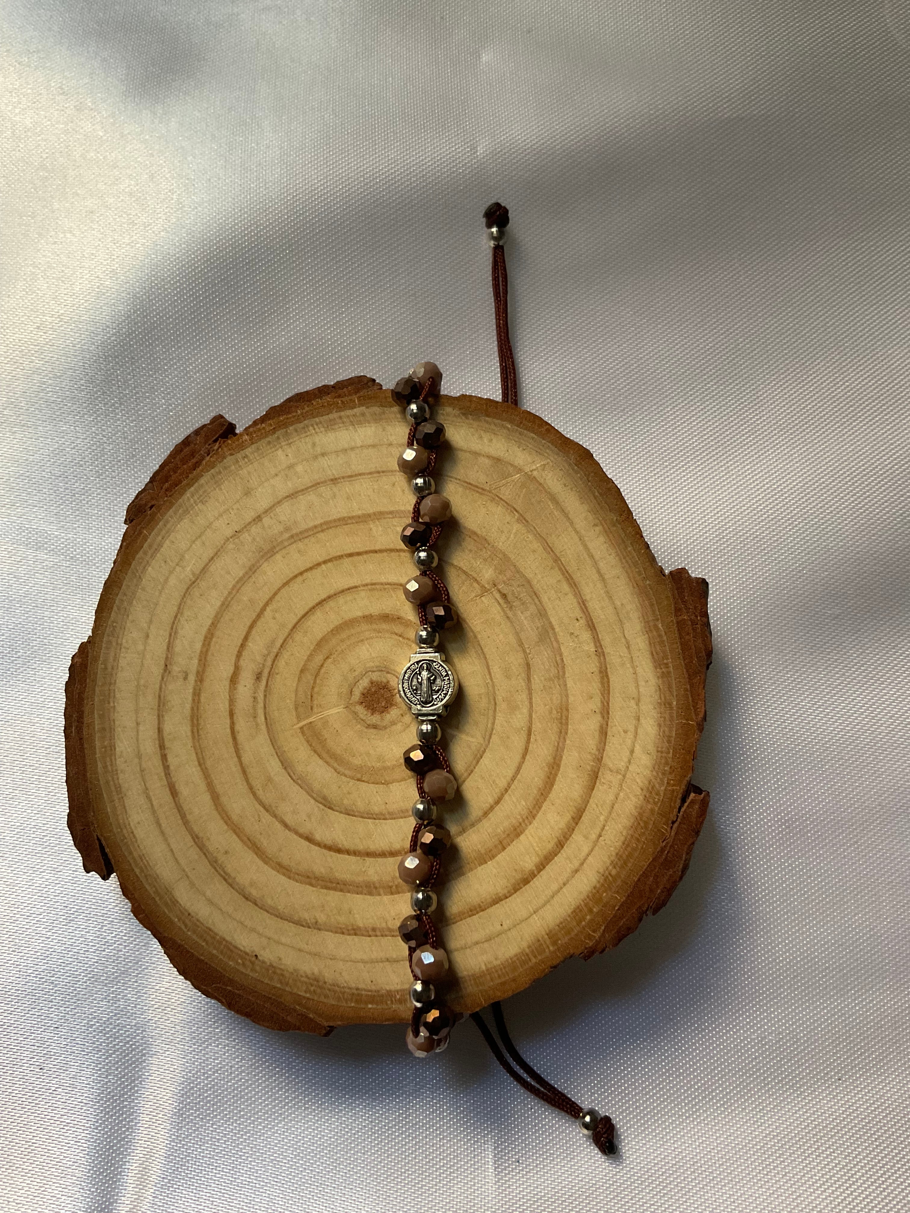 Pulsera de cristales con San Benito