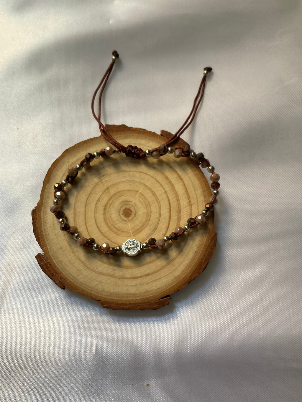 Pulsera de cristales con San Benito
